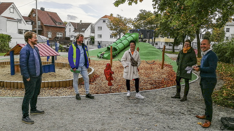 De møttes på den nyrenoverte lekeplassen i Lysefjordgata og var enige om at barna trenger flere trygge, grønne områder. Fra venstre Håkon Minnesjord Solheim, Rolf Østefjells, Katrine Lilleland, Hanne Polden Sæverud og Federico Juárez Perales.