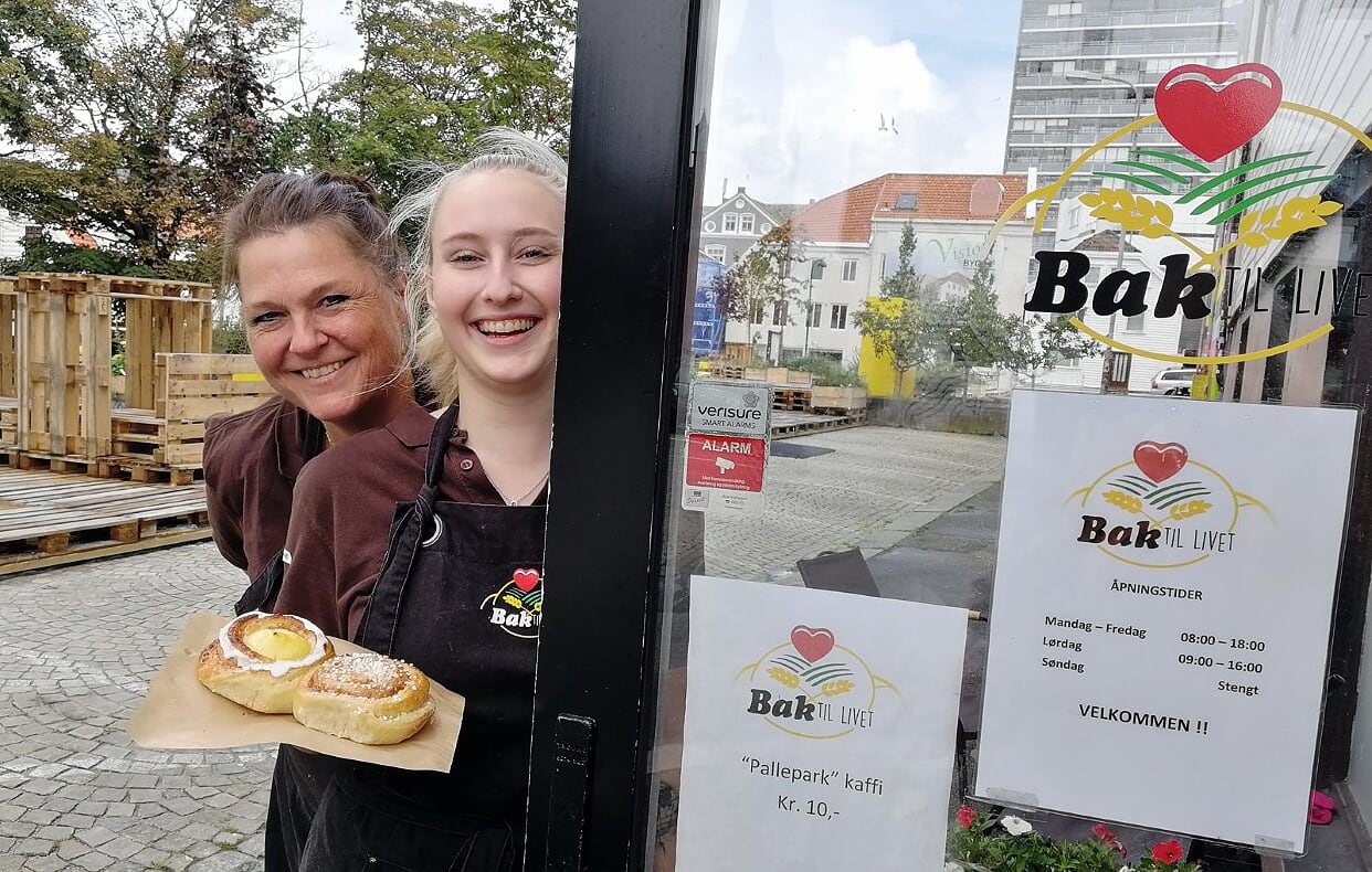 En av bestselgerne er Du og eg bollen som henger sammen, den ene med rabarbrafyll og den andre med vaniljekrem. For 32 kroner! Stemningen på matsalget er god. – Vi vil gjøre vårt for at alle skal bli sett, sier Monica Skuterud og Kjersti Bjørnsen.