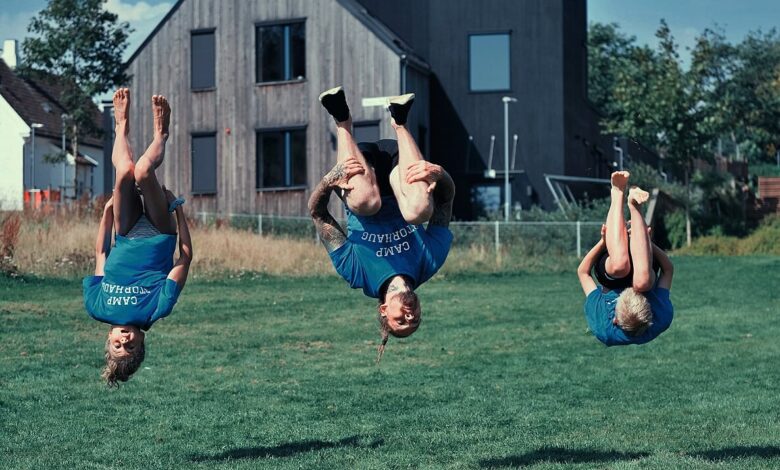 Kaisa Sol Fagerland, Magnus Tinnesand og Magnus Berge gjør salto i Emmaus.