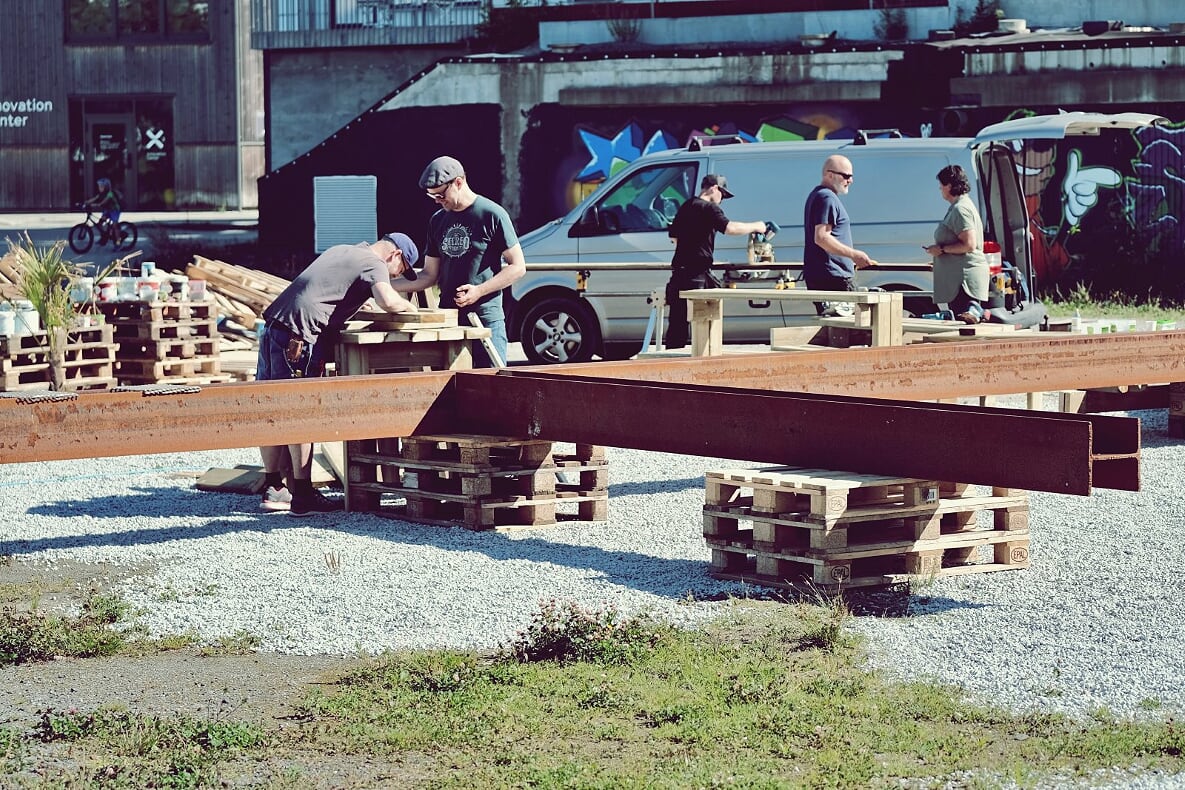 Bygging av en 15 meter lang grill på ventetomten ved Tou, et initiativ av Ketil Dybvig med støtte fra bl.a. Prosjektil og Nordic Steel.