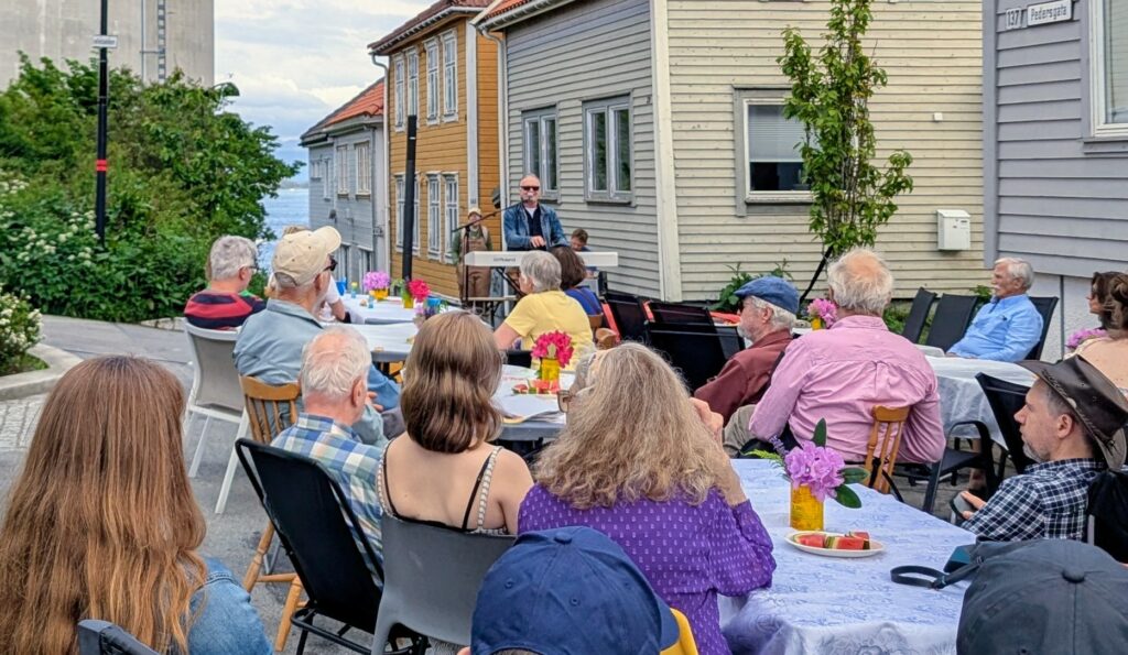 Espen Hana underholdt med fortellinger og sang.