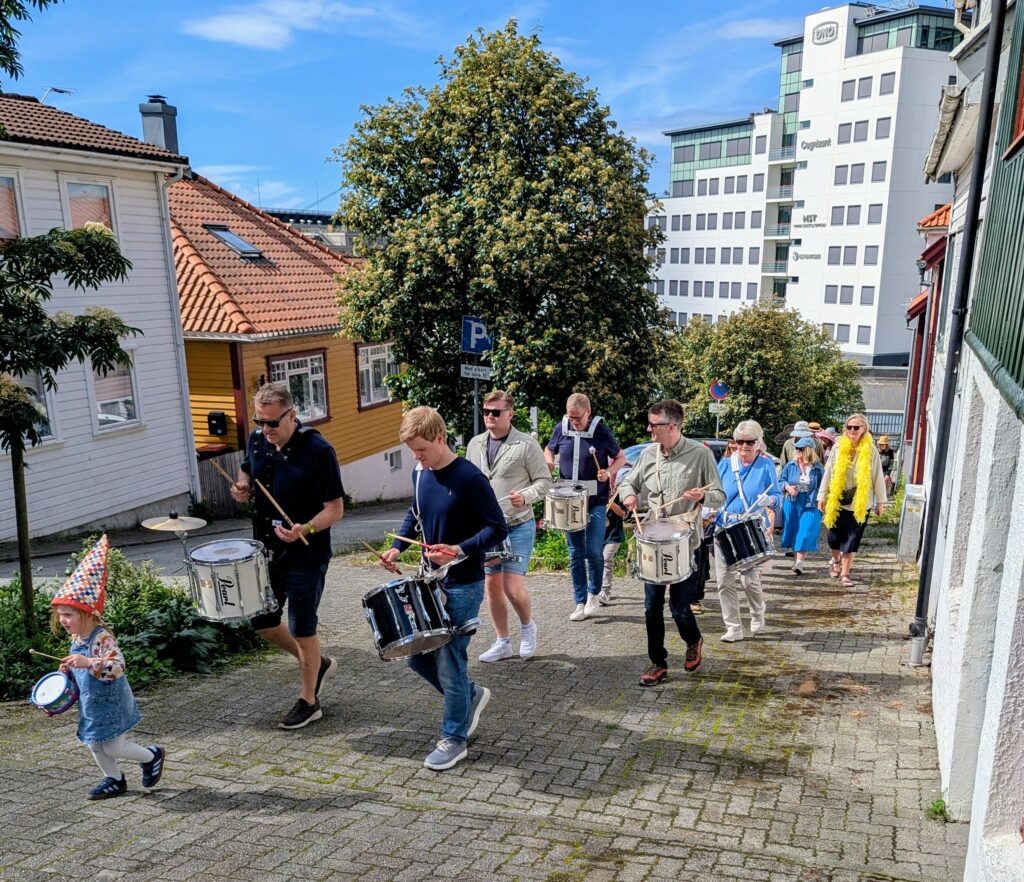 Trommetog på vei opp Vindmøllebakken. Foran med tromme går Vårin Wendt Kvadsheim.